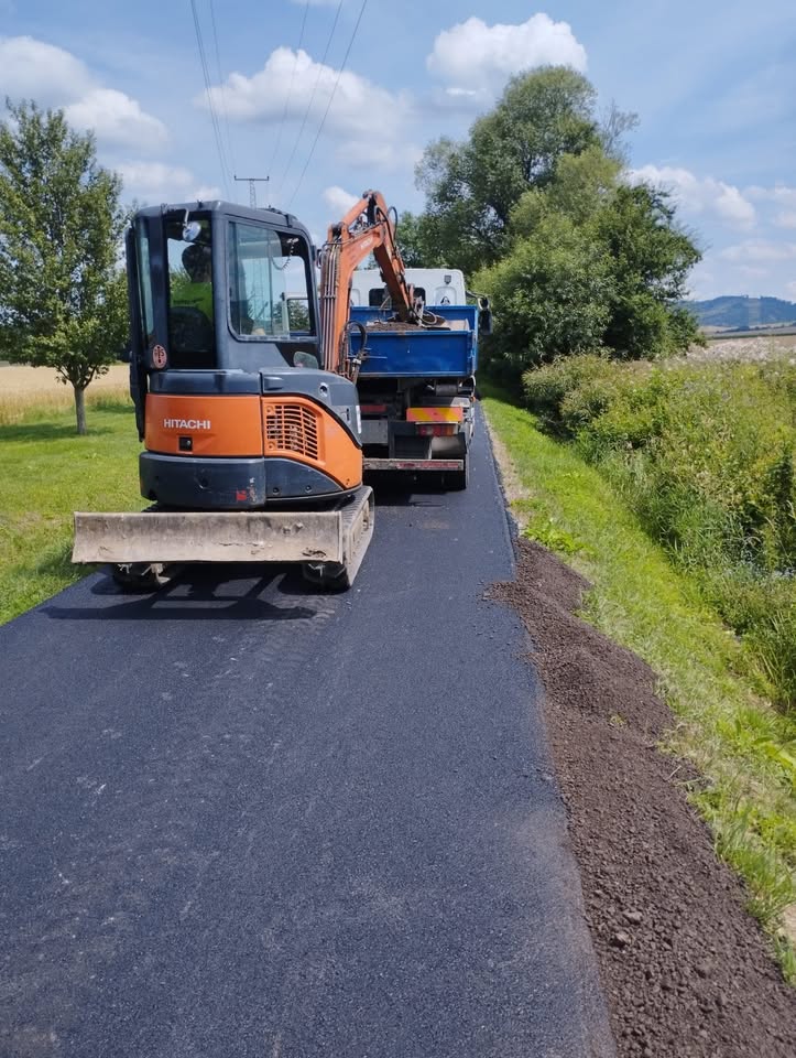 Výstavba a pokládka asfaltové cesty